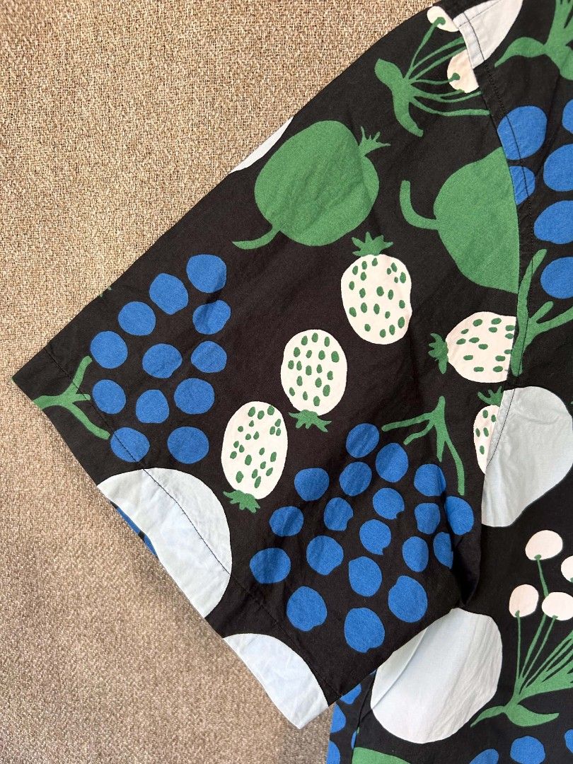 Marimekko / Uniqlo top (Category: Others Tops) located in Alicia. Submitted by glambercena (Listing ID 1469823398, Image 2). Description: size: Large keri pa XL.