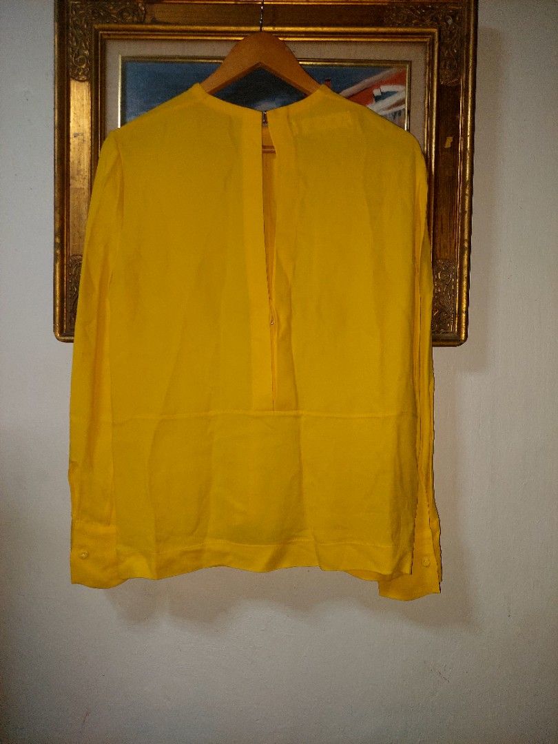 Marni blouse (Category: Coats, Jackets and Outerwear) located in Santa Rosa. Submitted by roycerocus (Listing ID 1469906224, Image 2). Description: size 40 on tag no issue.