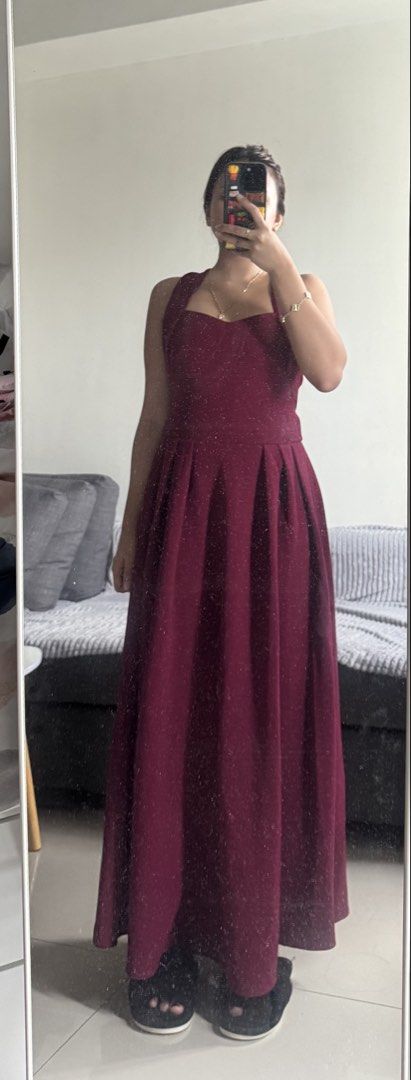 Maroon maxi halter neck pleated dress (Category: Dresses) located in Manila. Submitted by redvelvetcheesecake13 (Listing ID 1469798906, Image 1). Description: - Model: 5’1 - 33-25-34.