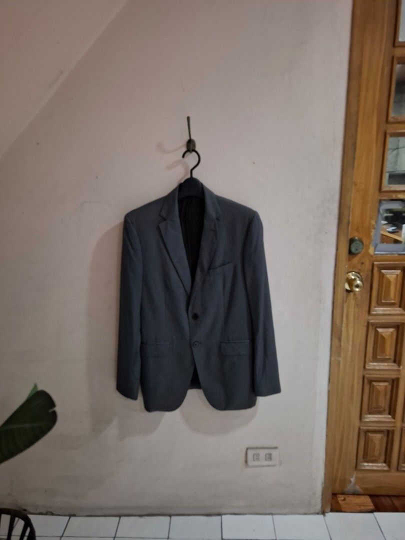 Massimo Dutti Grey Suit Jacket Size 48 (Category: Coats, Jackets and Outerwear) located in Quezon City. Submitted by phillip31 (Listing ID 1469786492, Image 1). Description: - Brand: Massimo Dutti (Inditex) - Color: Grey - Size: 48 (European sizing) - Material: Fine Italian fabric - Fit: Tailored with structured shoulders and notched lapels - Details: Four-button cuffs, double-button front closure, fully lined with striped sleeve accents - Style:
