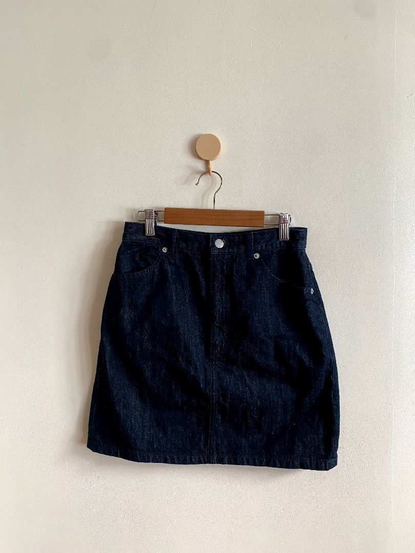 Medium Gu Denim Skirt (Category: Skirts) located in Castillejos. Submitted by lalainecloset22 (Listing ID 1469790071, Image 2). Description: - Brand: GU - Item: Denim Skirt - Color: Medium Dark Wash - Size: M (EU 38 / UK 10 / US 26) - Design: Classic mini skirt cut with front and back pockets, featuring branded GU jeans hardware - Condition: Excellent, well-maintained.
