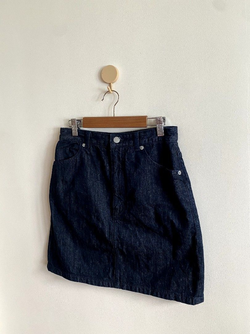Medium Gu Denim Skirt (Category: Skirts) located in Castillejos. Submitted by lalainecloset22 (Listing ID 1469790071, Image 3). Description: - Brand: GU - Item: Denim Skirt - Color: Medium Dark Wash - Size: M (EU 38 / UK 10 / US 26) - Design: Classic mini skirt cut with front and back pockets, featuring branded GU jeans hardware - Condition: Excellent, well-maintained.