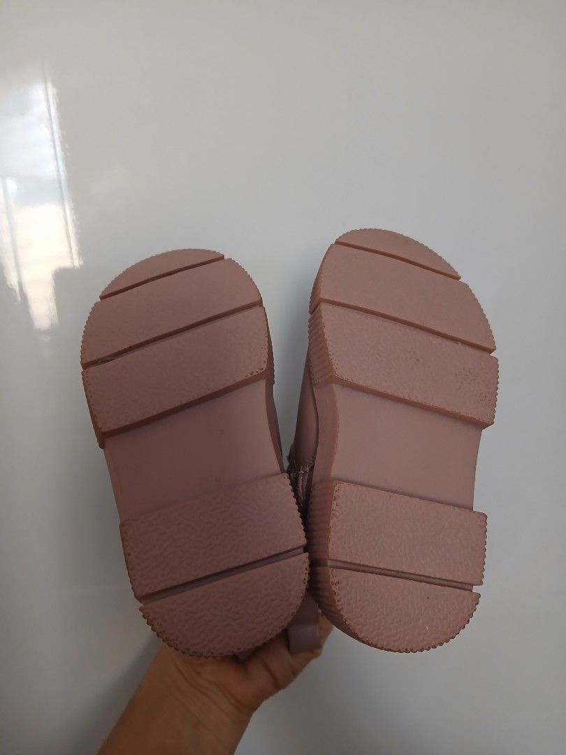 Meet my Feet (Category: Babies & Kids Fashion) located in Palo. Submitted by shifrahaurora (Listing ID 1469943648, Image 3). Description: - Color: Pink -EU 20 (11.4 to 12.1 cm) - Style: Toddler boots with chunky grooved soles - Closure: Side zipper with back pull tab for easy on and off - Details: Cozy knit collar and smooth synthetic upper - Condition: Clean soles and well-maintained.