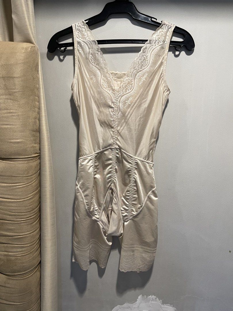 Merrige shapewear (Category: Undergarments & Loungewear) located in Quezon City. Submitted by booktt (Listing ID 1469897825, Image 3). Description: with stain as shown on pic, not sure if can be removed small .