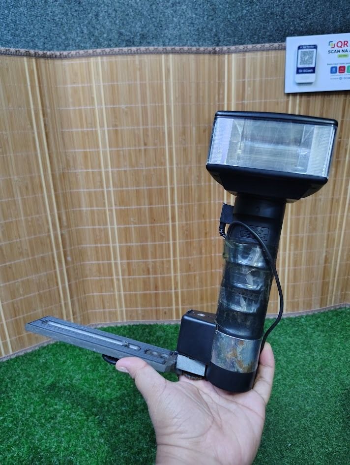 METZ MECABLITZ 45 CT-1 HANDLE-MOUNT ELECTRONIC FLASH (Category: Cameras) located in Dasmarinas. Submitted by k3japanstoreph (Listing ID 1469921395, Image 1). Description: METZ MECABLITZ 45 CT-1 HANDLE-MOUNT ELECTRONIC FLASH Vintage Metz Mecablitz 45 CT-1 electronic camera flash with the classic handle-mount “hammerhead” design. A collectible photography accessory for vintage camera enthusiasts and collectors. CONDITION: AS IS, UNTESTED • Function