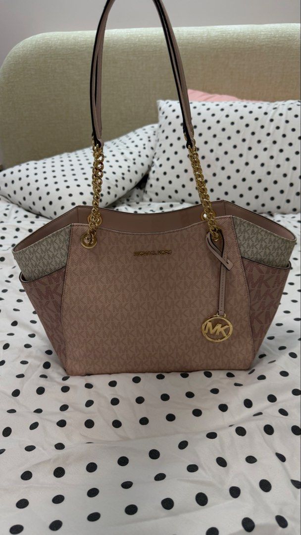 Michael Kors (Category: Luxury Bags & Wallets) located in Pasig City. Submitted by preloved_beauty_finds (Listing ID 1469933442, Image 2). Description: Minimal gold hardware rubbing, barely noticeable..
