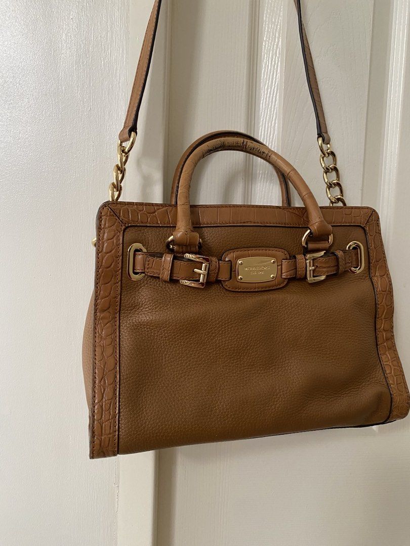 Michael Kors Bag (Category: Shoulder Bags) located in Las Pinas. Submitted by sherylandmargaux (Listing ID 1469833499, Image 2). Description: .