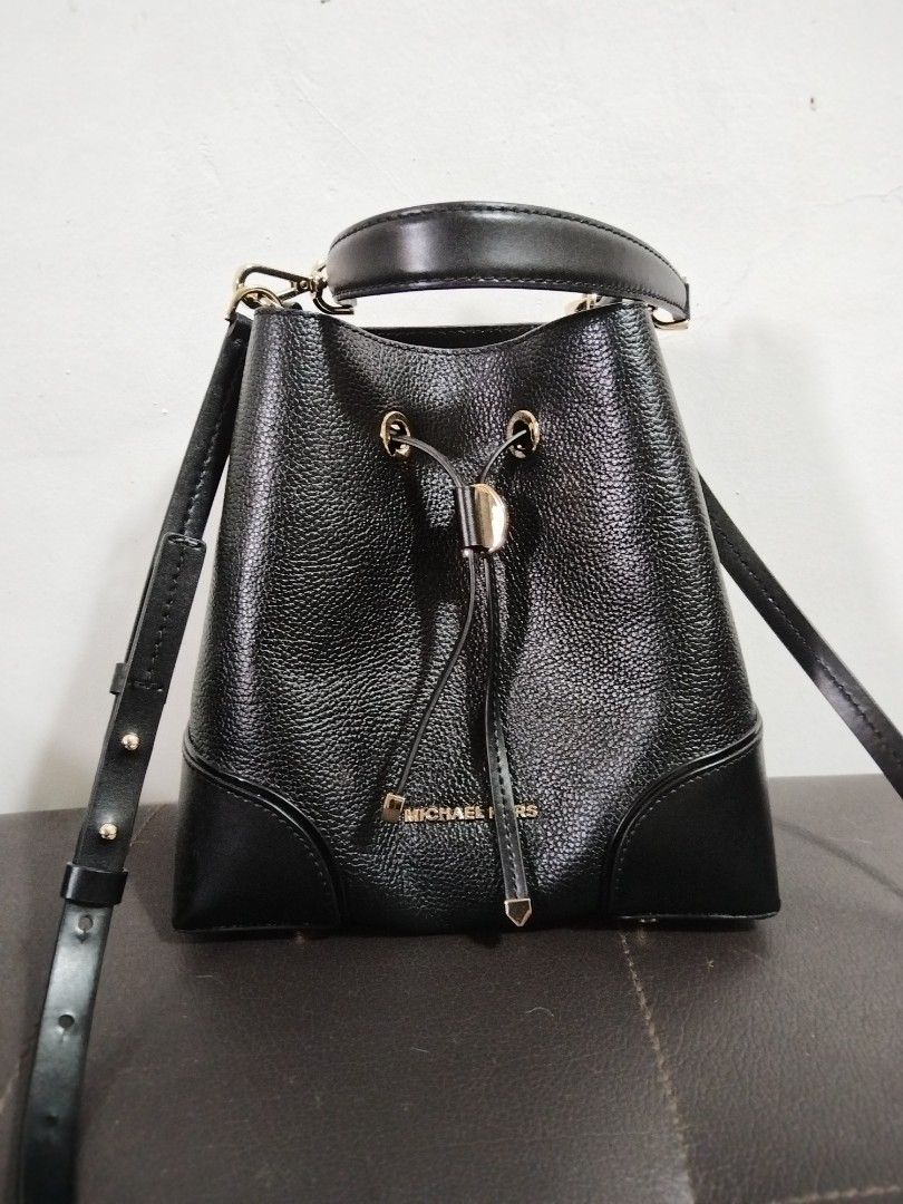 Michael Kors Bucket Bag (Category: Luxury Bags & Wallets) located in Tarlac. Submitted by gjsma29 (Listing ID 1469801737, Image 1). Description: .