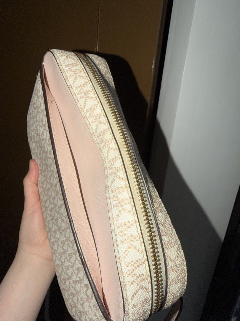 Michael Kors crossbody bag (Category: Luxury Bags & Wallets) located in Cebu City. Submitted by caseypie.cebuph (Listing ID 1469811016, Image 3). Description: Original bought from MK boutique in US Preloved MK crossbody bag Expect some minor scratches due to usage .