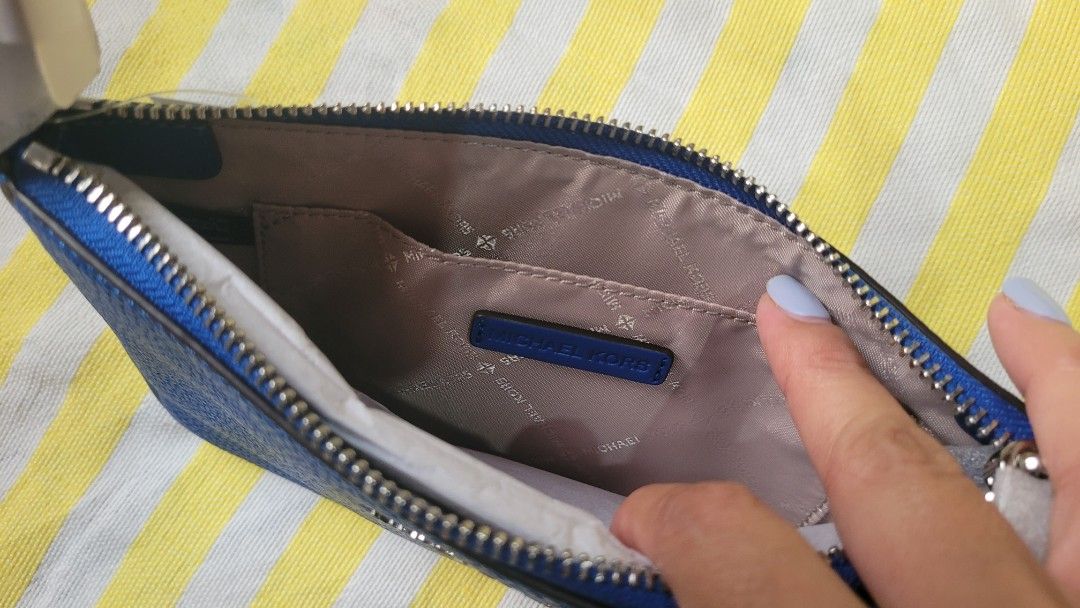 MICHAEL KORS JET SET SMALL PEBBLED LEATHER BAG (Category: Shoulder Bags) located in Bocaue. Submitted by thewardrobehub (Listing ID 1469941089, Image 3). Description: 100% authentic!!! Kili bag convertible to wristlet.