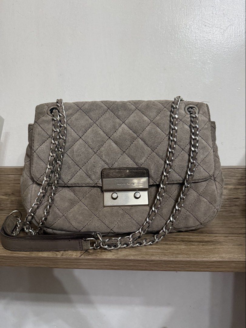 Michael Kors Quilted Bag Two way (Category: Cross-body Bags) located in Manila. Submitted by muggles_closet (Listing ID 1469895606, Image 2). Description: Signs of use Flaw: front chipped sude :ntamaan ng ling nails Slight Color transfer handle .