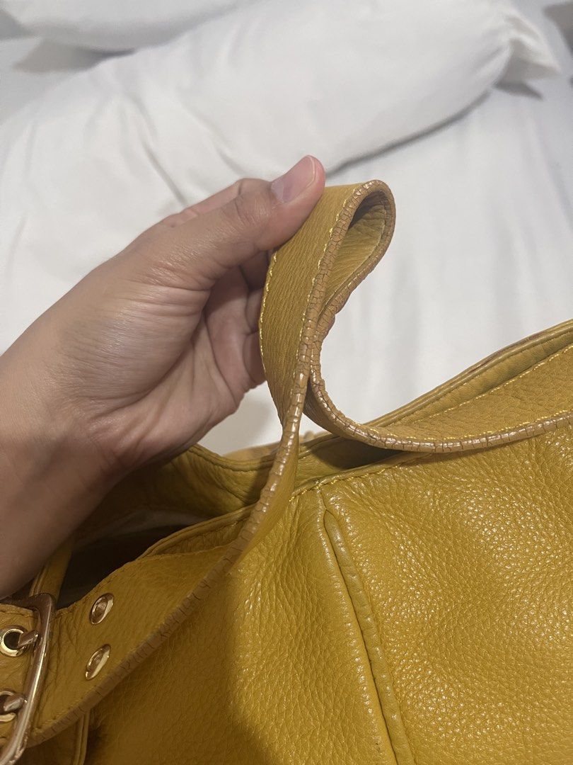 Michael kors shoulder bag (Category: Shoulder Bags) located in Naga. Submitted by luxx_clover (Listing ID 1469830590, Image 3). Description: ❗️free sf but fix price ❗️ - gold hardwares no tarnish - flaw is on the rubberling (3rd photo) shoulder strap - flaw: cut black tag inside - signs of use, pen mark (2nd photo) .