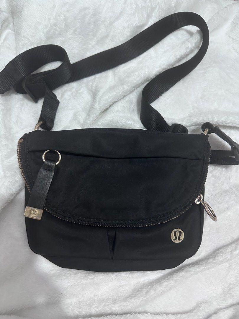 Michael Kors Webster Ruched Leather Clutch / Shoulder Bag (Category: Cross-body Bags) located in Malabon City. Submitted by seseche (Listing ID 1469911367, Image 1). Description: Michael Kors Webster Ruched Leather Clutch / Shoulder Bag no issue sign of usage.