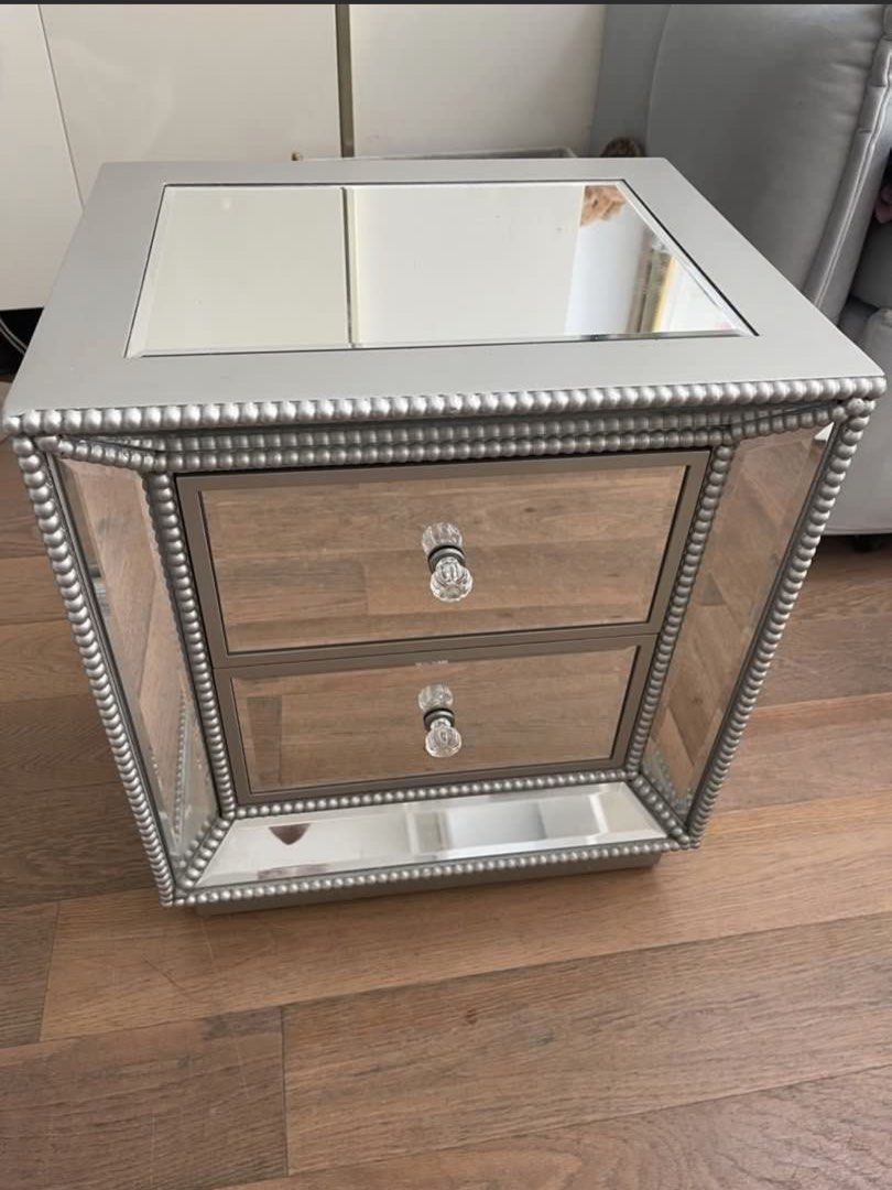 Mirrored bedside table with crystal knobs （分類：桌子）位於 Hong Kong。 由 chloeeeee18 提交（商品編號 1469799135，圖片 3）。簡介： Mirrored bedside table with silver beaded trim. Two wooden drawers inside with crystal cut knobs. Glass panels on the top, front, and sides. Clean condition, no major scratches or cracks found on the glass. Solid structure, drawers pull out smoothly.。