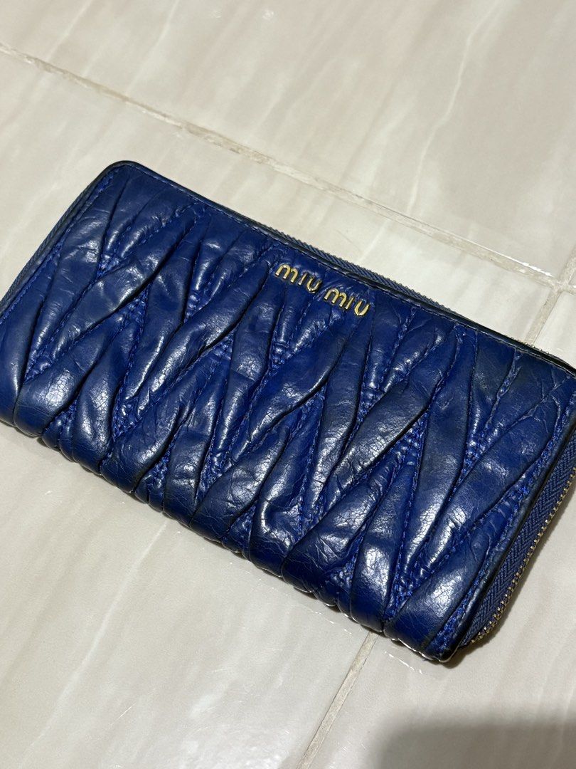 MIU MIU CONTINENTAL LEATHER WALLET (Category: Luxury Bags & Wallets) located in Naga. Submitted by sislovesme (Listing ID 1469878969, Image 3). Description: •IN GOOD CONDITION •SIGN OF WEAR, RUBS .