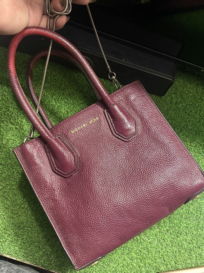 MK hand/sling bag (Category: Cross-body Bags) located in Davao. Submitted by ememlou17 (Listing ID 1469887615, Image 3). Description: Mk hand/sling bag very makapal mabigat..