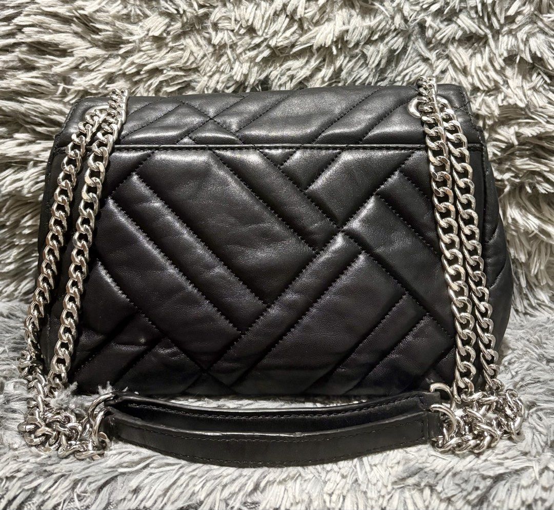 MK Peyton (Category: Luxury Bags & Wallets) located in Manila. Submitted by jlj_v.2_oshop (Listing ID 1469820814, Image 2). Description: ORIGINAL MK Peyton Medium Flap Shoulder Bag (also closely matching the MK Vivianne style) in black with chevron quilting and silver-tone hardware. .