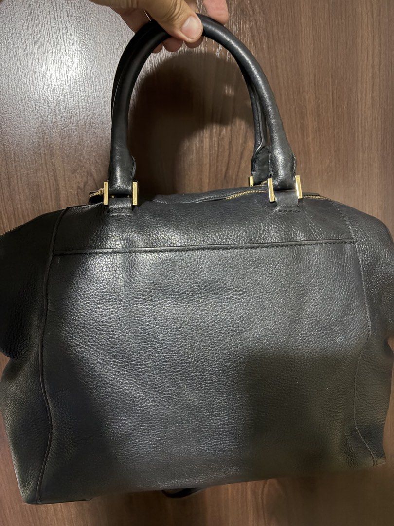 *MK Riley Tote Bag (Black)* (Category: Luxury Bags & Wallets) located in Mandaluyong City. Submitted by localbudol (Listing ID 1469911583, Image 2). Description: Remarks: Selling low due to torn inside cloth but very good overall functionality Disclaimer: We are not affiliated with the brands. All rights belong to the owner.