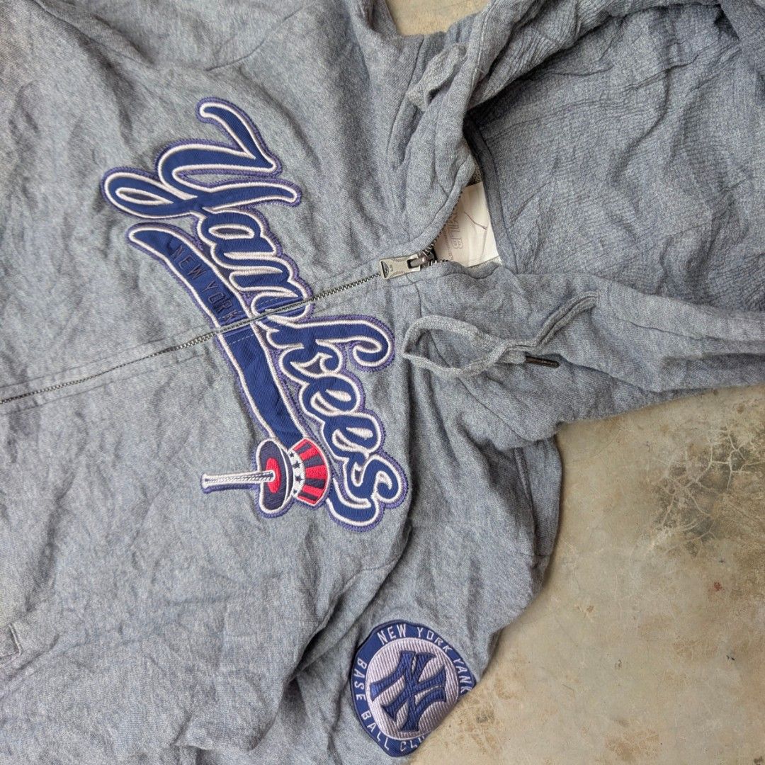 MLB NEW YANKEES zip up (Category: Hoodies) located in Ozamiz City. Submitted by drithrft (Listing ID 1469894851, Image 3). Description: Dimensions (inches) Width - 19.5 Length - 25 Condition - 10/10 Issue - none.