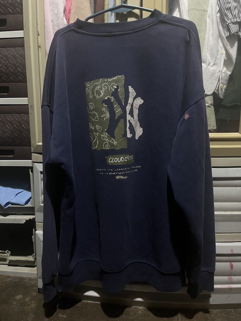MLB New York Yankees Navy Blue Sweatshirt (Category: Coats, Jackets and Outerwear) located in Taguig. Submitted by kiyo_55 (Listing ID 1469934158, Image 1). Description: - Authentic MLB New York Yankees design in a versatile navy blue - Small NY logo on the chest and statement large graphic print on the back - Comfortable relaxed, oversized fit for effortless everyday styling - Warm and soft fleece interior to keep you cozy - Classic ribbed colla