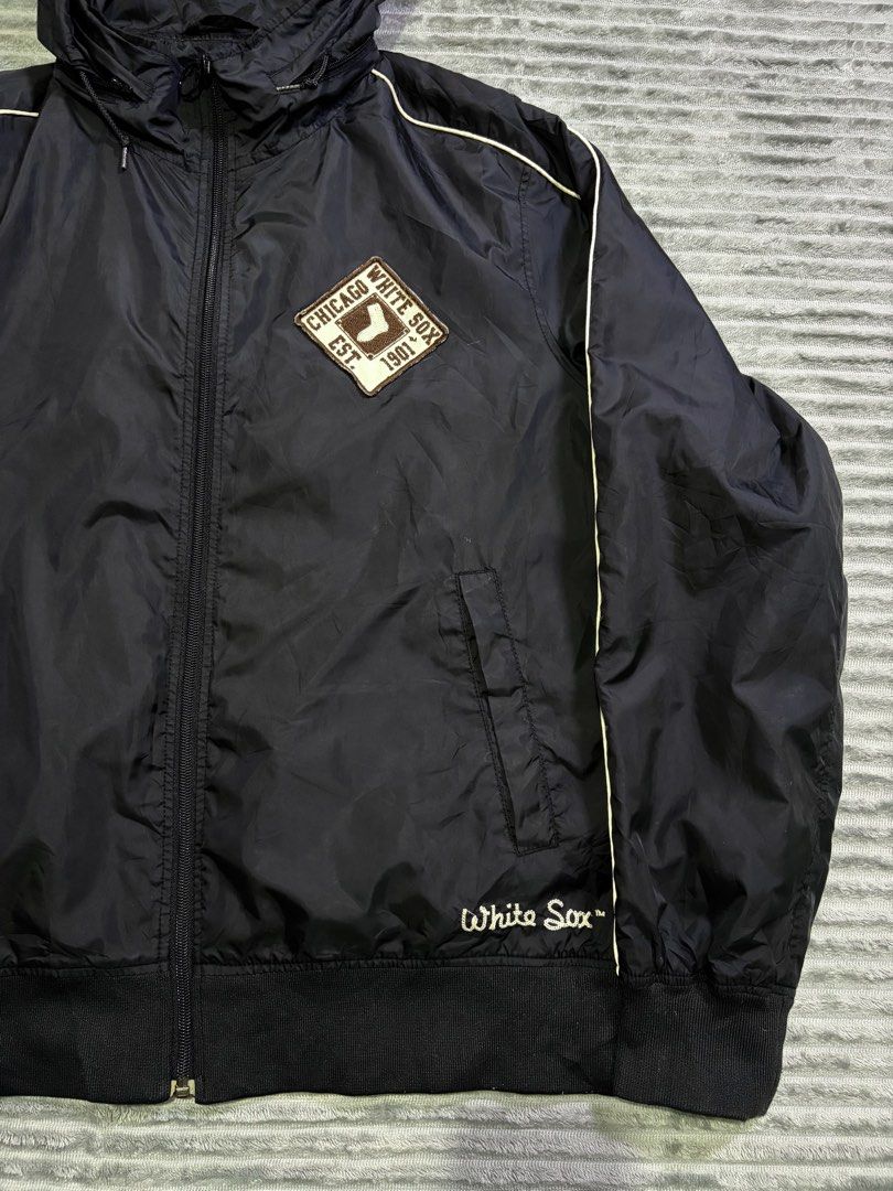 MLB WHITE SOX JACKET (Category: Coats, Jackets and Outerwear) located in Kawit. Submitted by samfuentebella09 (Listing ID 1469864190, Image 2). Description: MLB CHICAGO WHITE SOX PACKABLE HOOD FULLZIP JACKET✅ ▪️Size XLARGE on tag✅ ▪️Width”25 x 27”Length✅ ▪️Excellent Condition 9/10✅ ▪️Color Rate 10/10✅ ▪️Good As New✅ Add sf💸 Pm🔑.