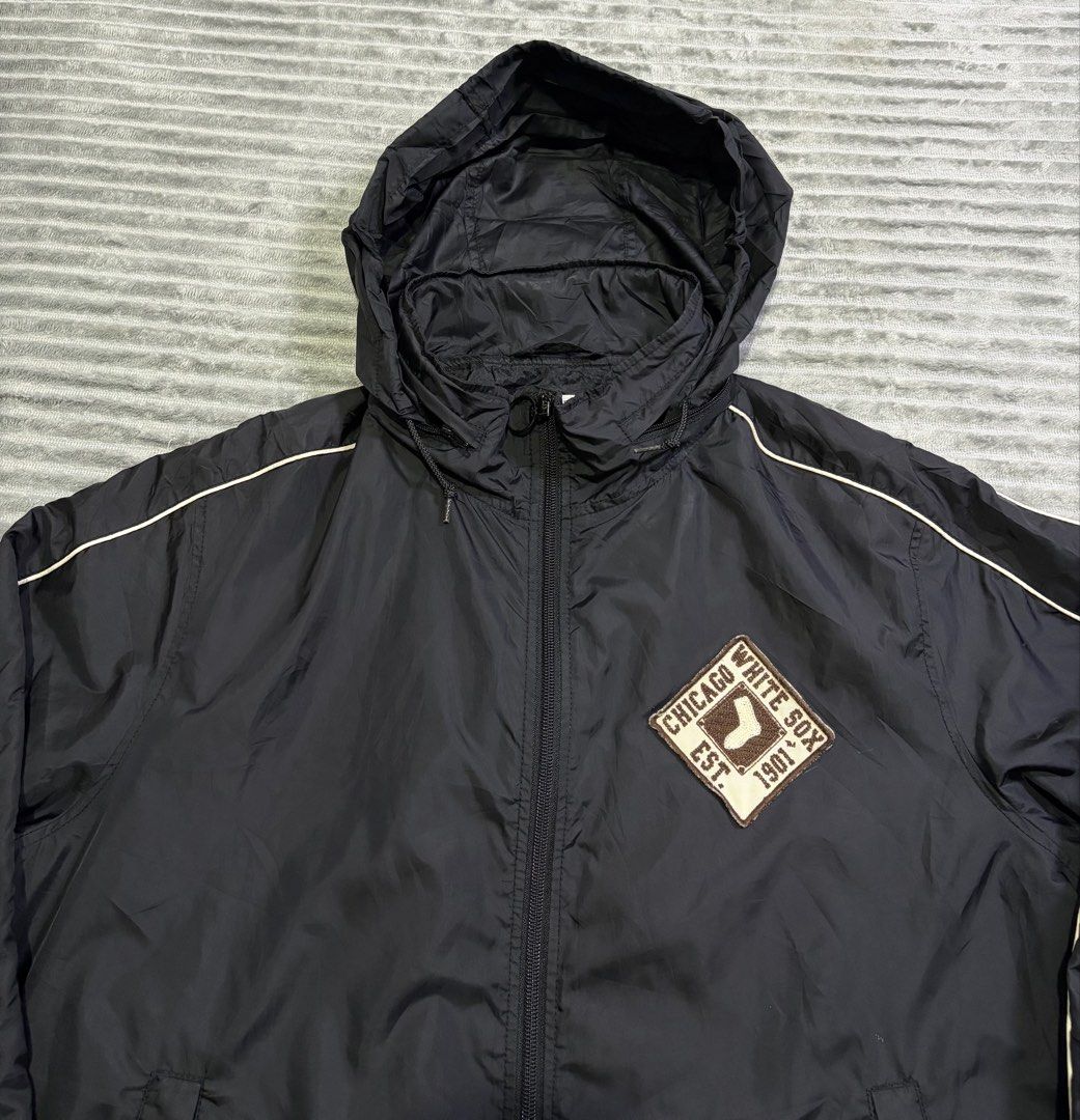 MLB WHITE SOX JACKET (Category: Coats, Jackets and Outerwear) located in Kawit. Submitted by samfuentebella09 (Listing ID 1469864190, Image 3). Description: MLB CHICAGO WHITE SOX PACKABLE HOOD FULLZIP JACKET✅ ▪️Size XLARGE on tag✅ ▪️Width”25 x 27”Length✅ ▪️Excellent Condition 9/10✅ ▪️Color Rate 10/10✅ ▪️Good As New✅ Add sf💸 Pm🔑.