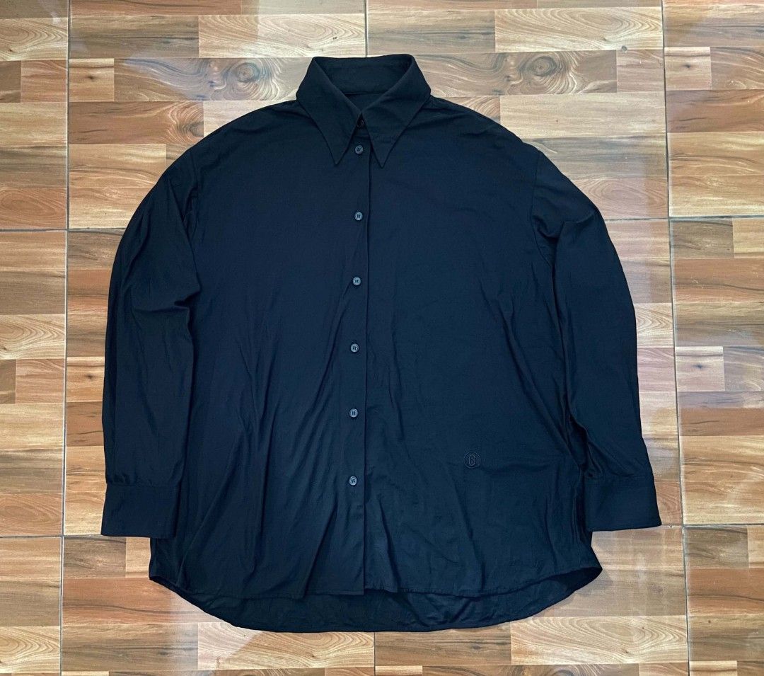MM6 MAISON MARGIELA LONG SLEEVE BUTTON DOWN (Category: Luxury Apparel) located in Nabua. Submitted by supermix5119 (Listing ID 1469764825, Image 2). Description: MM6 MAISON MARGIELA LONG SLEEVE Length:27 Width:25 Excellent Condition 3500+Sf.