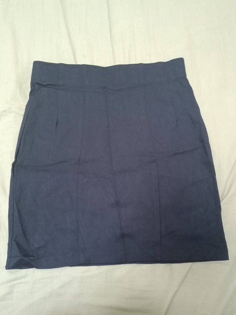 M&S Navy Blue Skirt (Category: Skirts) located in Santa Maria. Submitted by anne_s.list (Listing ID 1469872100, Image 2). Description: - Brand: Marks & Spencer - Color: Classic navy blue - Size: 12 Regular (Fits Medium to Large) - Waistband: Inner elastic for all-day comfort - Origin: Made in Bangladesh - Style: Versatile staple piece, perfect for office wear or casual days.