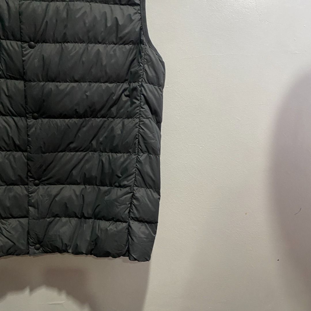 Muji Nylon Lightweight Down Gillet XL (Category: Coats, Jackets and Outerwear) located in Antipolo. Submitted by bentakahitanoano (Listing ID 1469936922, Image 3). Description: A lightweight down gilet that folds down into a portable size for the ultimate in form and function. Featuring a collarless design, the simple but staple design will come in handy on any trip or day out where additional insulation may be needed. ‐ Lightweight design ‐ Pack