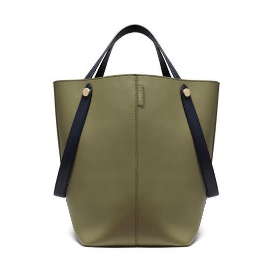 Mulberry Kite Tote Bucket Bag (Category: Tote Bags) located in Bacoor. Submitted by grandfire.02c841 (Listing ID 1469912480, Image 1). Description: Key Features & Design Details Model: Mulberry Kite (introduced under Creative Director Johnny Coca). Shape: Tall, bucket-style vertical tote constructed with distinct vertical central seams. Handles: Features pivoted dual-length straps secured with polished disc/button hardware. This design allows it 