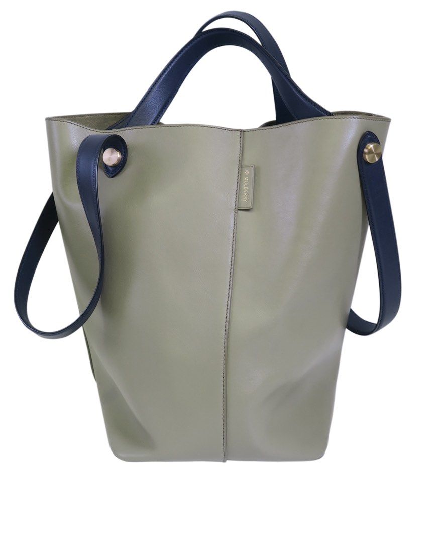 Mulberry Kite Tote Bucket Bag (Category: Tote Bags) located in Bacoor. Submitted by grandfire.02c841 (Listing ID 1469912480, Image 2). Description: Key Features & Design Details Model: Mulberry Kite (introduced under Creative Director Johnny Coca). Shape: Tall, bucket-style vertical tote constructed with distinct vertical central seams. Handles: Features pivoted dual-length straps secured with polished disc/button hardware. This design allows it 