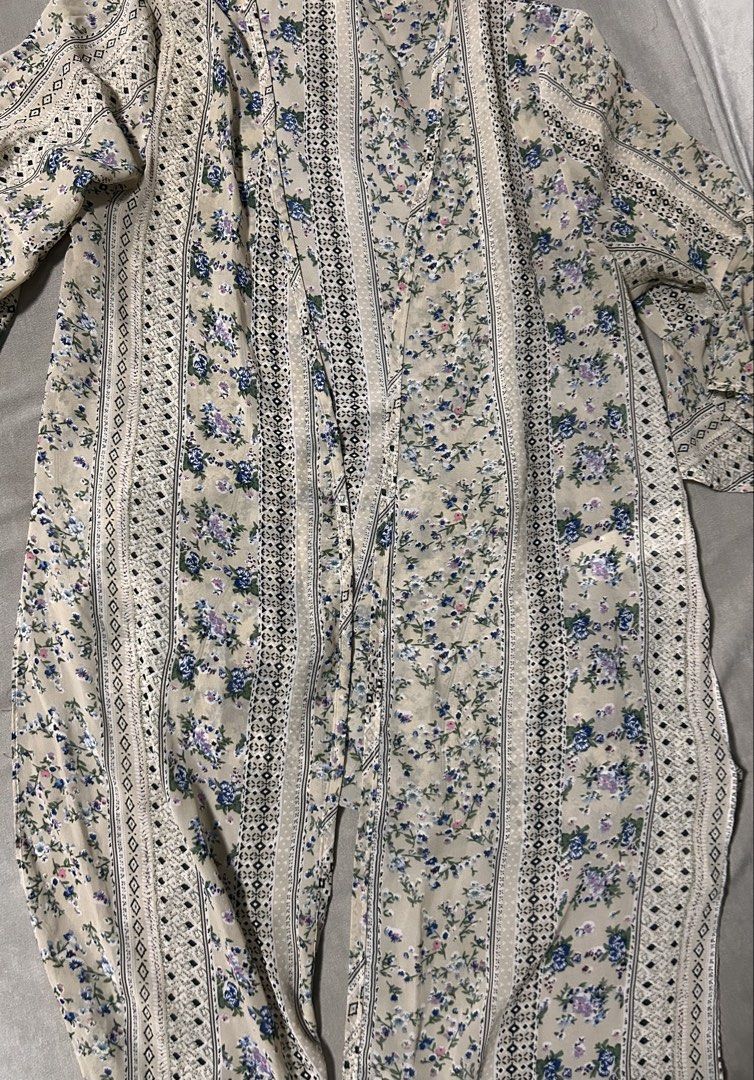 NAIN (Category: Coats, Jackets and Outerwear) located in Davao. Submitted by sart0ria85 (Listing ID 1469920980, Image 3). Description: Beige with blue and purple mini floral prints beach cover-up. 100% POLYESTER MADE IN CHINA 🇨🇳 MEDIUM. Size 6 EXCELLENT CONDITION (90/100).