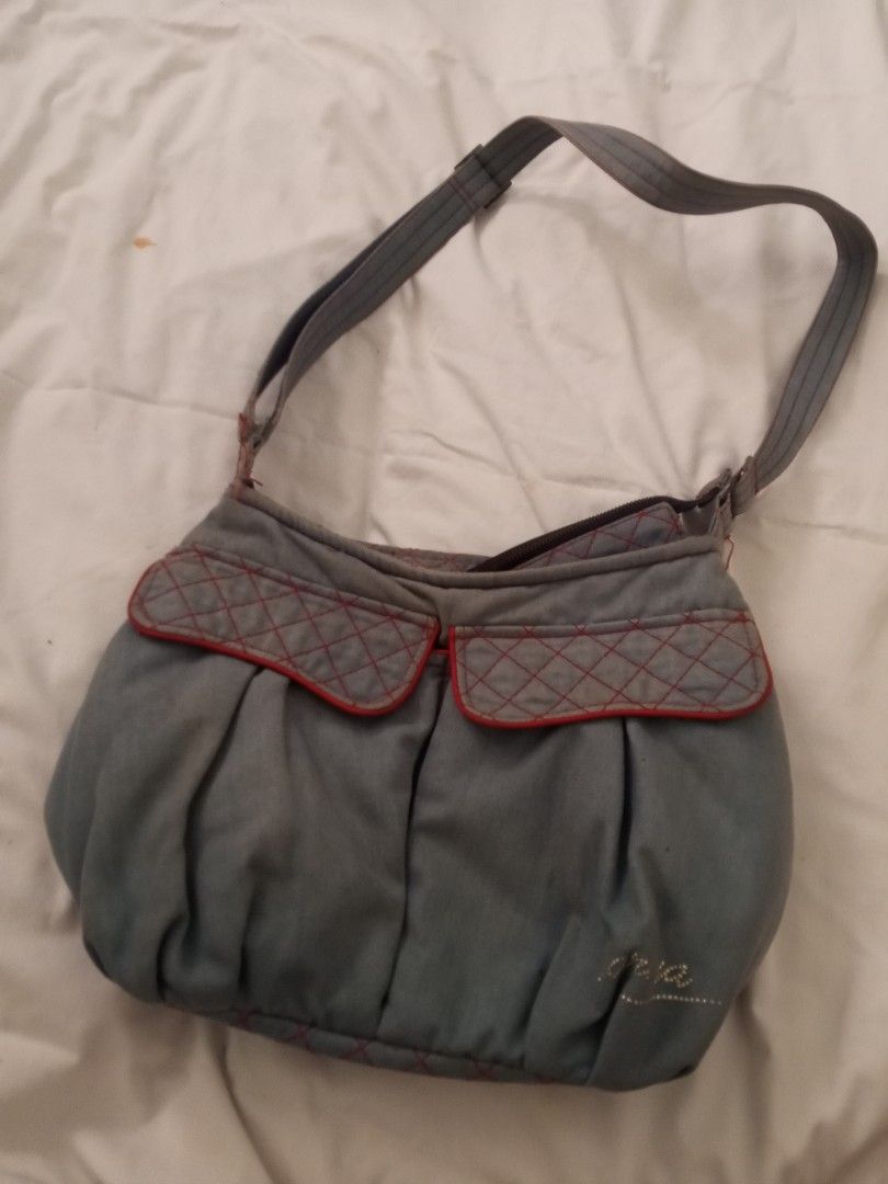 Naraya Denim Messenger Bag (Category: Sling Bags) located in Quezon City. Submitted by irydovii (Listing ID 1469778419, Image 1). Description: all goods pa naman may part na yellowish pa pero maganda to pag nalinisan na.