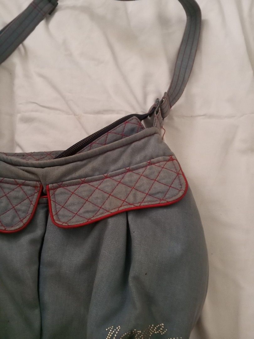 Naraya Denim Messenger Bag (Category: Sling Bags) located in Quezon City. Submitted by irydovii (Listing ID 1469778419, Image 3). Description: all goods pa naman may part na yellowish pa pero maganda to pag nalinisan na.