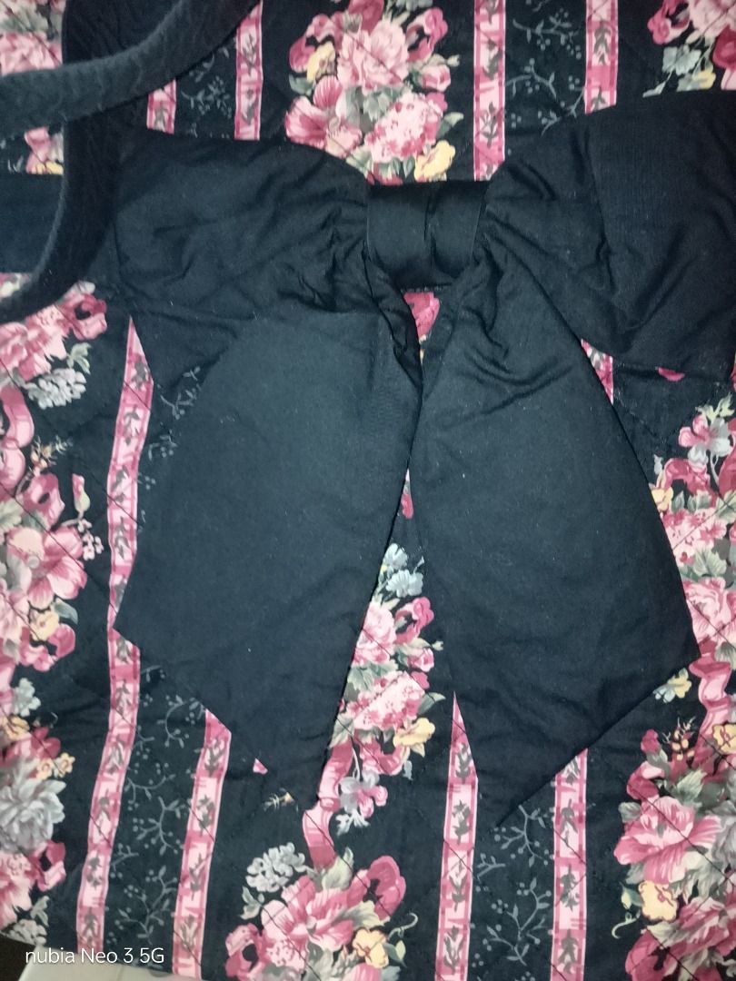 Naraya tote (Category: Shoulder Bags) located in Trece Martires City. Submitted by sulit_buys (Listing ID 1469845197, Image 2). Description: Zipper lock In large size No issue.