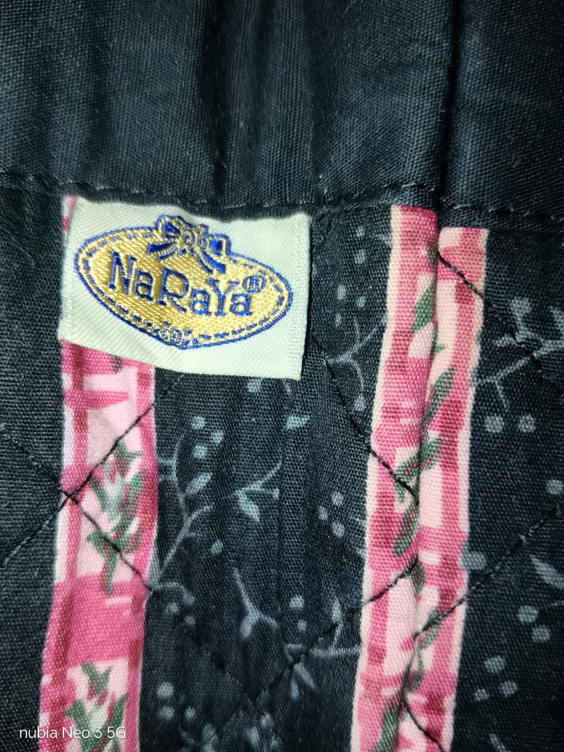 Naraya tote (Category: Shoulder Bags) located in Trece Martires City. Submitted by sulit_buys (Listing ID 1469845197, Image 3). Description: Zipper lock In large size No issue.