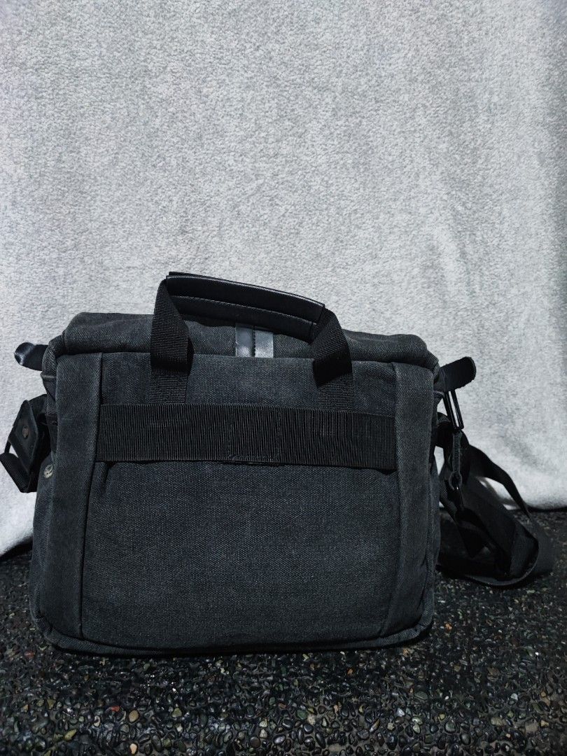 National Geographic Canvas camera bag (Category: Camera Bags & Carriers) located in Baguio. Submitted by ozara.06 (Listing ID 1469827182, Image 3). Description: National Geographic camera bag No camera inserts included Excellent condition 1k.