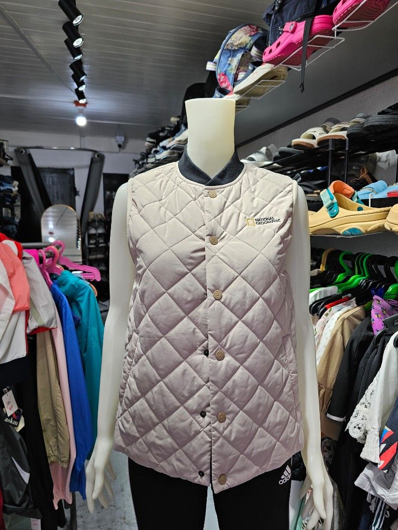 National Geographic Diamond Quilted Vest. (Category: Coats, Jackets and Outerwear) located in Baguio. Submitted by kayeonlineshop (Listing ID 1469848769, Image 1). Description: Lightweight, casual layering vest..