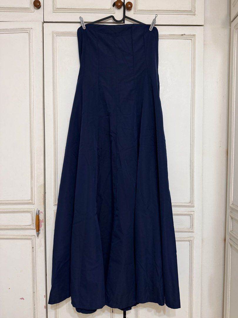Navy Blue Maxi Skirt (Category: Skirts) located in Rizal. Submitted by rianaht (Listing ID 1469932405, Image 1). Description: - Color: Deep navy blue - Style: High-waisted, A-line maxi skirt with front panel seams - Length: Hits near the ankles - Fabric: Smooth material that drapes and hangs nicely - Versatility: Solid color that easily matches various tops - Occasion: Great for everyday casual outfits or smart-casual wear - Never been used 🌸 RF