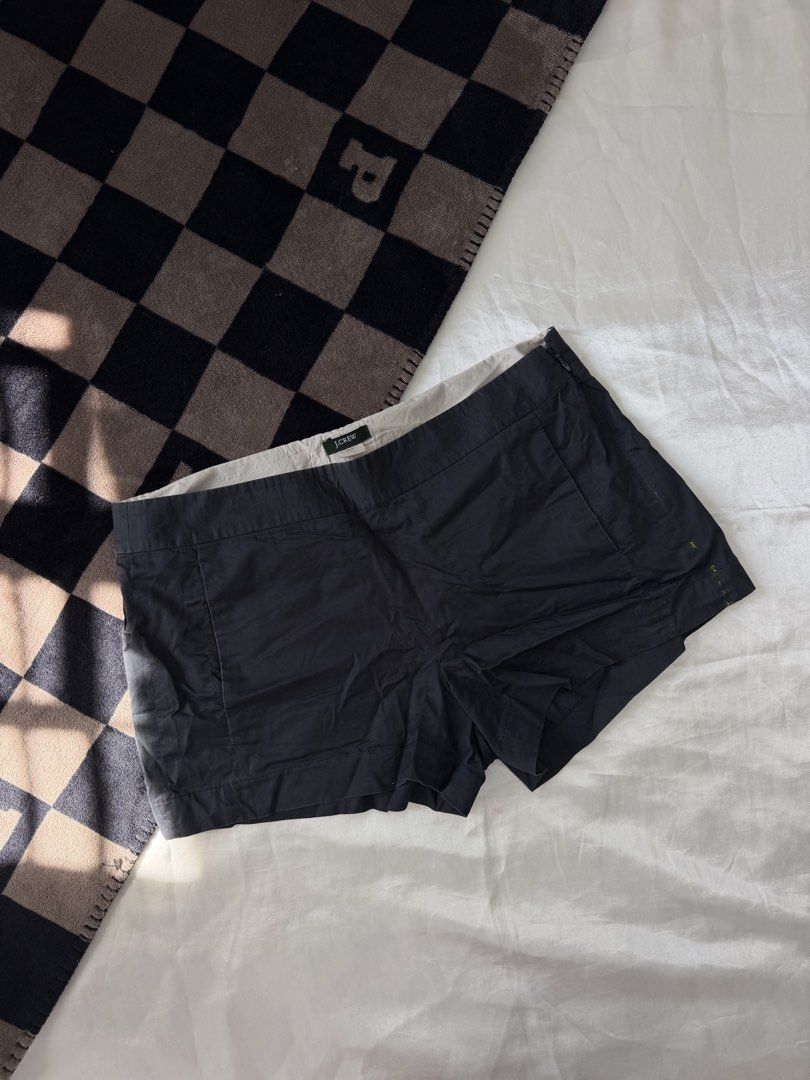 Navy blue shorts (j.crew) (Category: Shorts) located in Bulacan. Submitted by byppishh__ (Listing ID 1469839866, Image 1). Description: J.CREW navy blue shorts Size: 30” Length: 11” With side zipper One of my personal fave ♡ US SOURCED Issue: minimal yellow paint stain (left side) 🔖150.