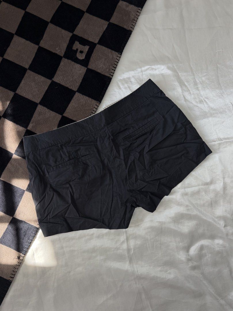 Navy blue shorts (j.crew) (Category: Shorts) located in Bulacan. Submitted by byppishh__ (Listing ID 1469839866, Image 2). Description: J.CREW navy blue shorts Size: 30” Length: 11” With side zipper One of my personal fave ♡ US SOURCED Issue: minimal yellow paint stain (left side) 🔖150.