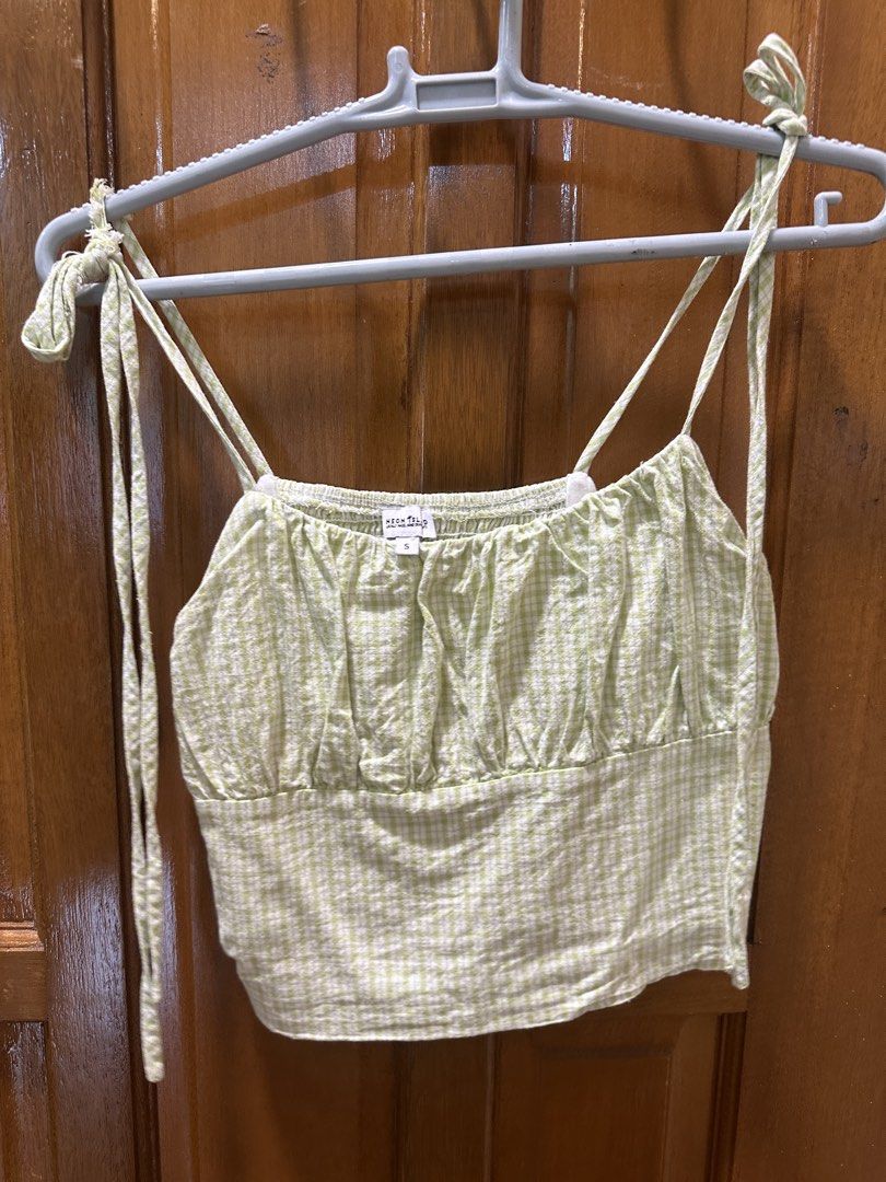 Neon Island Sleeveless Cropped Top (Category: Sleeveless) located in Manila. Submitted by anaevnglsta.e36487 (Listing ID 1469835667, Image 1). Description: -RFS: Decluttering -Can message for more photos of condition & size .