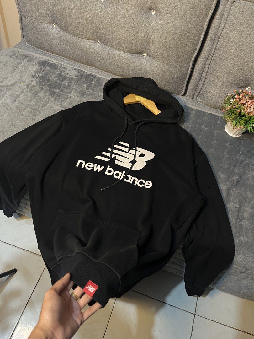 NEW BALANCE (Category: Announcements) located in Lipa City. Submitted by nadssy.141 (Listing ID 1469928749, Image 1). Description: NEW BALANCE🔥 Size Large to XL (23x28) Complete tags As New Condition NO ISSUE 10/10 color rate.