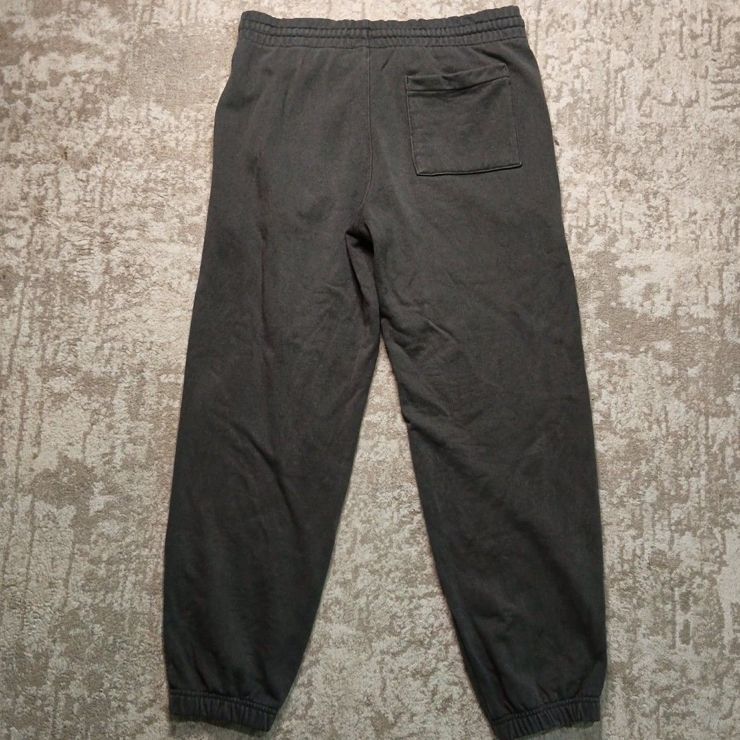New Balance Jogger Pants Size M (Category: Joggers) located in Llanera. Submitted by baka_thriftmo (Listing ID 1469841350, Image 2). Description: Need Wash Excellent Condition 👍🏻 No issue Asa picture Details Mod Of Payment Via Gcash Courier J&T +Shipping fee.