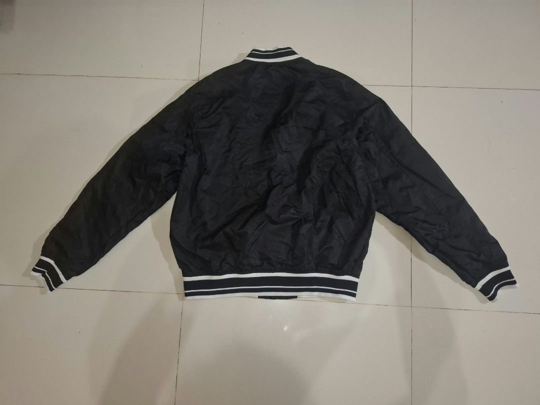 NFL x pull & bear varsity bomber jacket (Category: Coats, Jackets and Outerwear) located in Narvacan. Submitted by jigger85 (Listing ID 1469878865, Image 3). Description: NFL x pull & bear varsity bomber jacket like new 9.8/10 condition no issues size: medium on tag UK size dimes: 23 x 26 can fit to medium to semi xl bought in UK loc. ilocos sur.