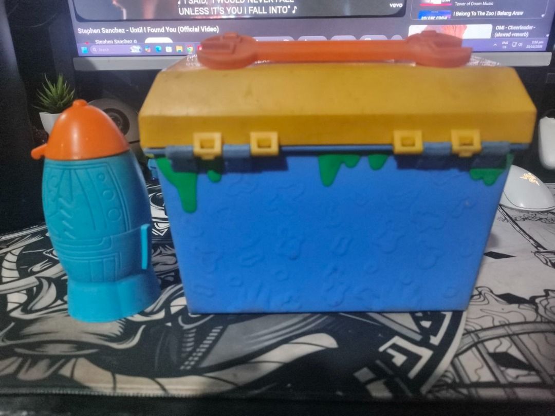 Nickelodeon x Jollibee Lunch Box (Category: Vintage Collectibles) located in Pasig City. Submitted by randomstuffs23 (Listing ID 1469803011, Image 2). Description: As is nasa picture condition For lalamove or pick up.