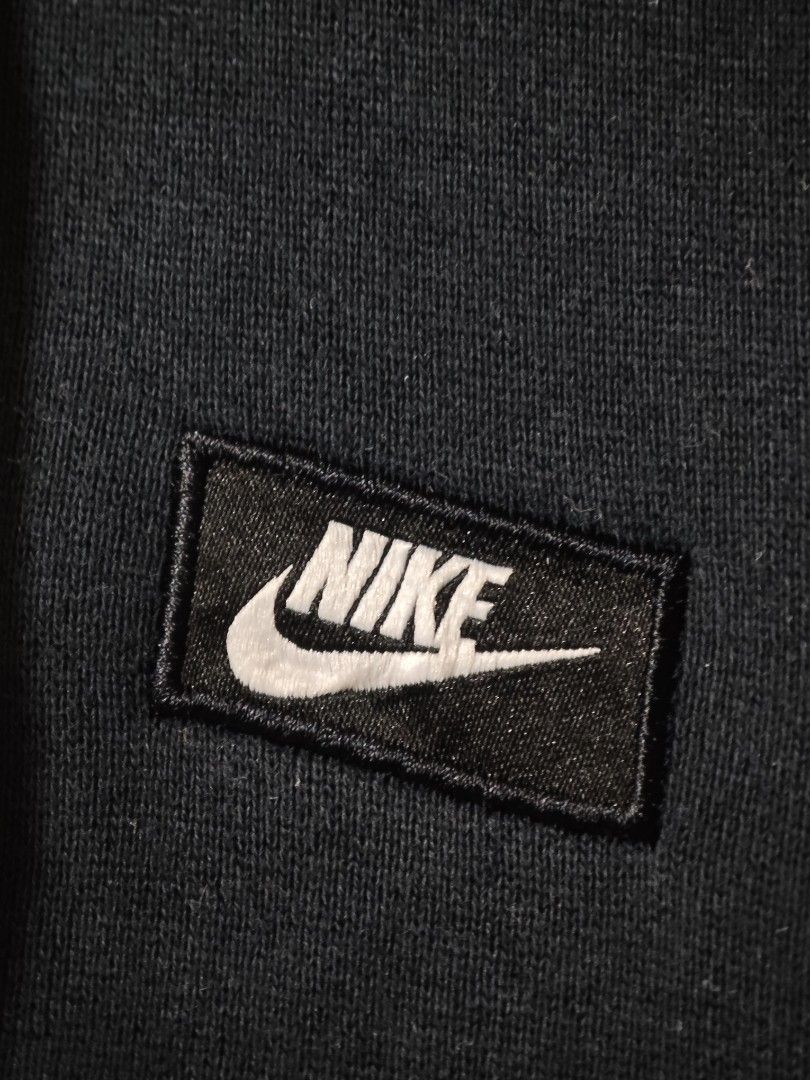 Nike (Category: Coats, Jackets and Outerwear) located in Calauag. Submitted by cou1_h (Listing ID 1469868624, Image 3). Description: No issue almost new 20x28 Fit on large.