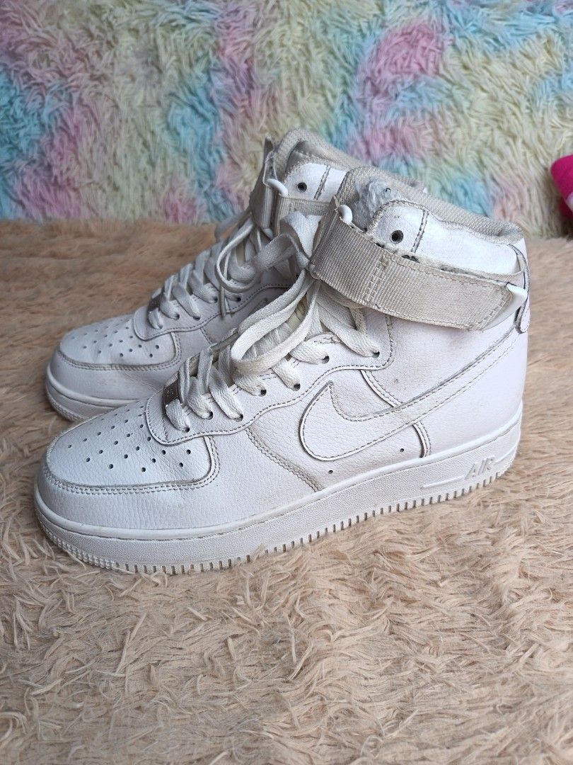 Nike Af1 High Triple White (Category: Casual Shoes) located in Baguio. Submitted by dailysteal.2600 (Listing ID 1469876527, Image 2). Description: Legit pair 2nd hand pair Condition 9/10 Needs cleaning lng walang sole seps buo din sole size 7mens fits 7.5 Solid neto laba lng promise 1250 only.