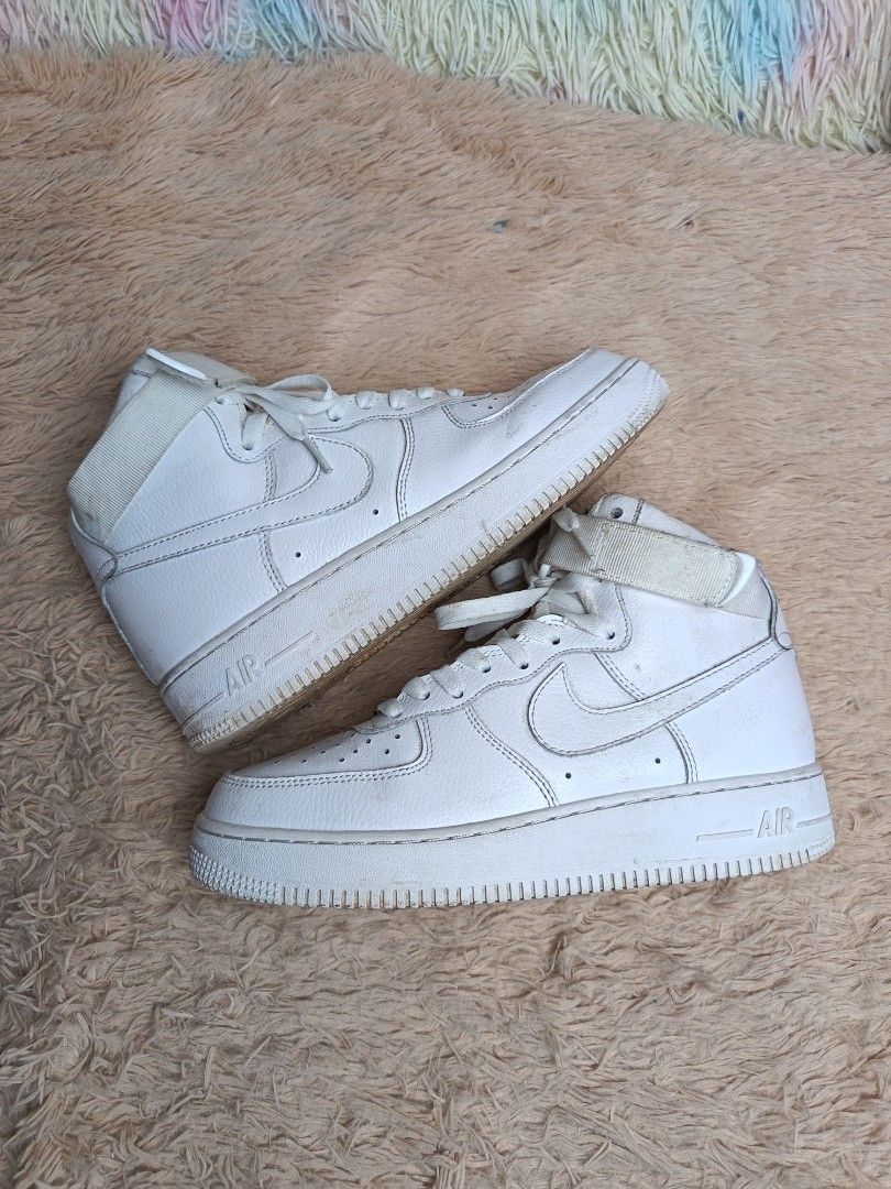 Nike Af1 High Triple White (Category: Casual Shoes) located in Baguio. Submitted by dailysteal.2600 (Listing ID 1469876527, Image 1). Description: Legit pair 2nd hand pair Condition 9/10 Needs cleaning lng walang sole seps buo din sole size 7mens fits 7.5 Solid neto laba lng promise 1250 only.