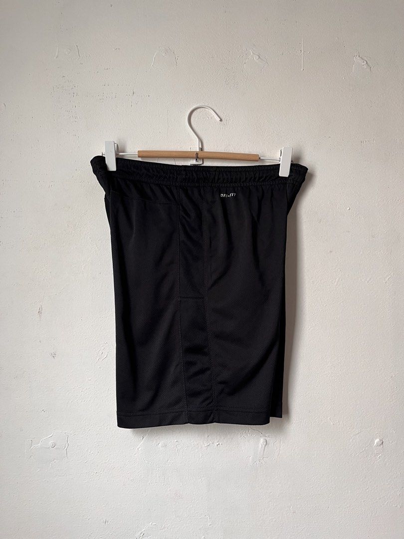 Nike Athletic shorts (Category: Activewear) located in Cagayan de Oro. Submitted by vigo999 (Listing ID 1469788457, Image 2). Description: Nike Athletic Short Size M Condition: Excellent Color rate: 10/10 No issues Dimes: 28-30x17 Hem: 12 .
